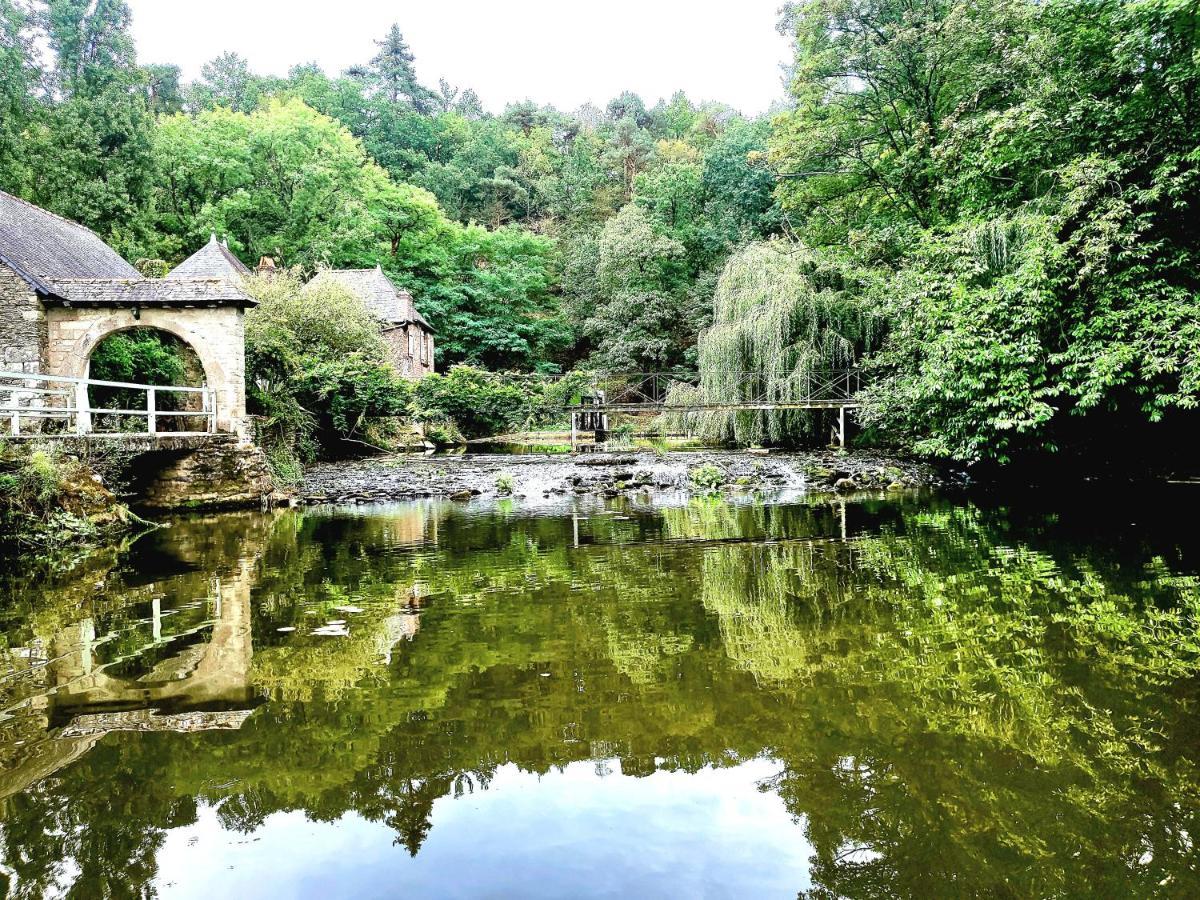 Gite Maisonnette- Et A Cote Coule Une Riviere Josselin Zewnętrze zdjęcie