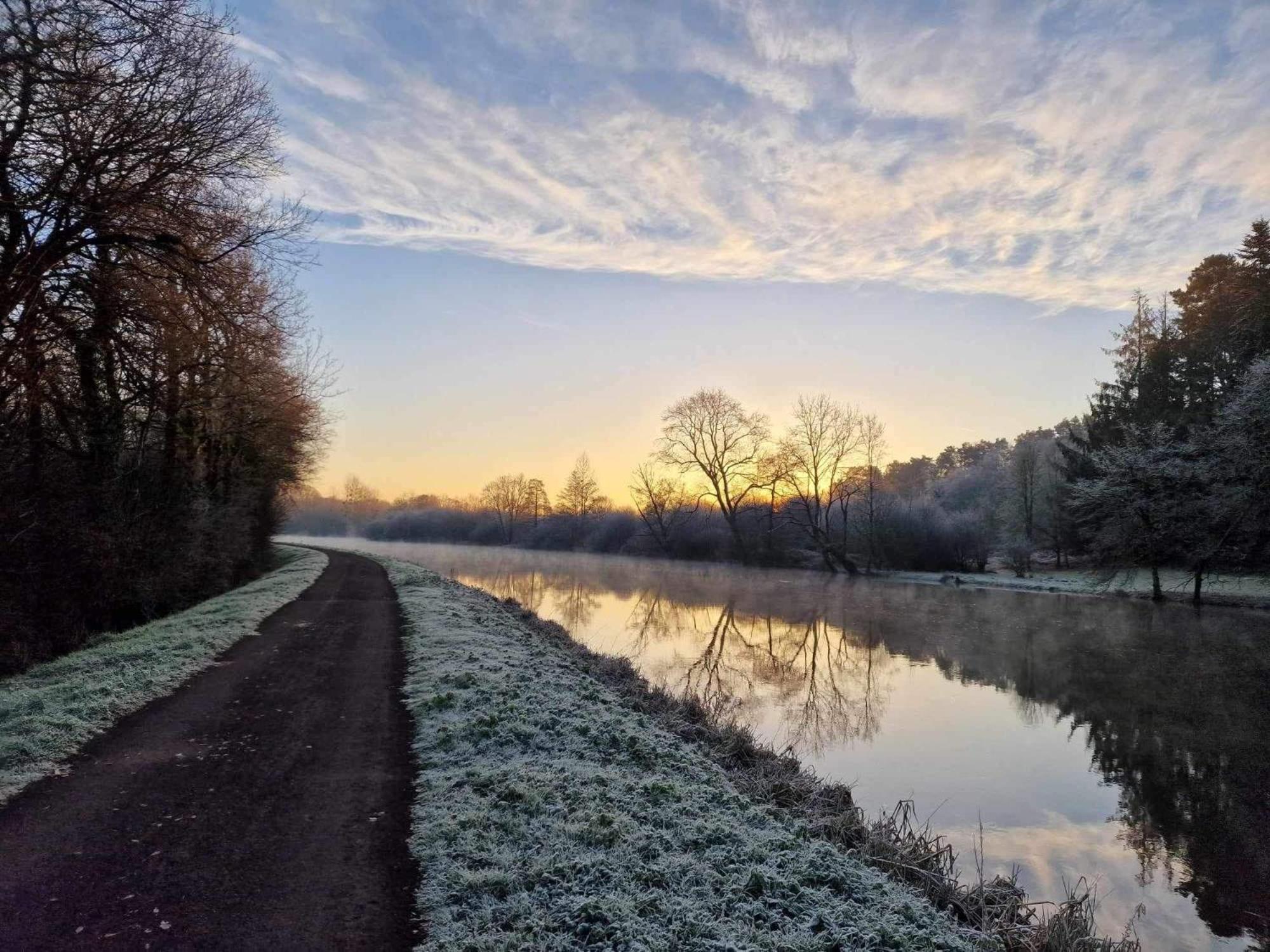 Gite Maisonnette- Et A Cote Coule Une Riviere Josselin Zewnętrze zdjęcie
