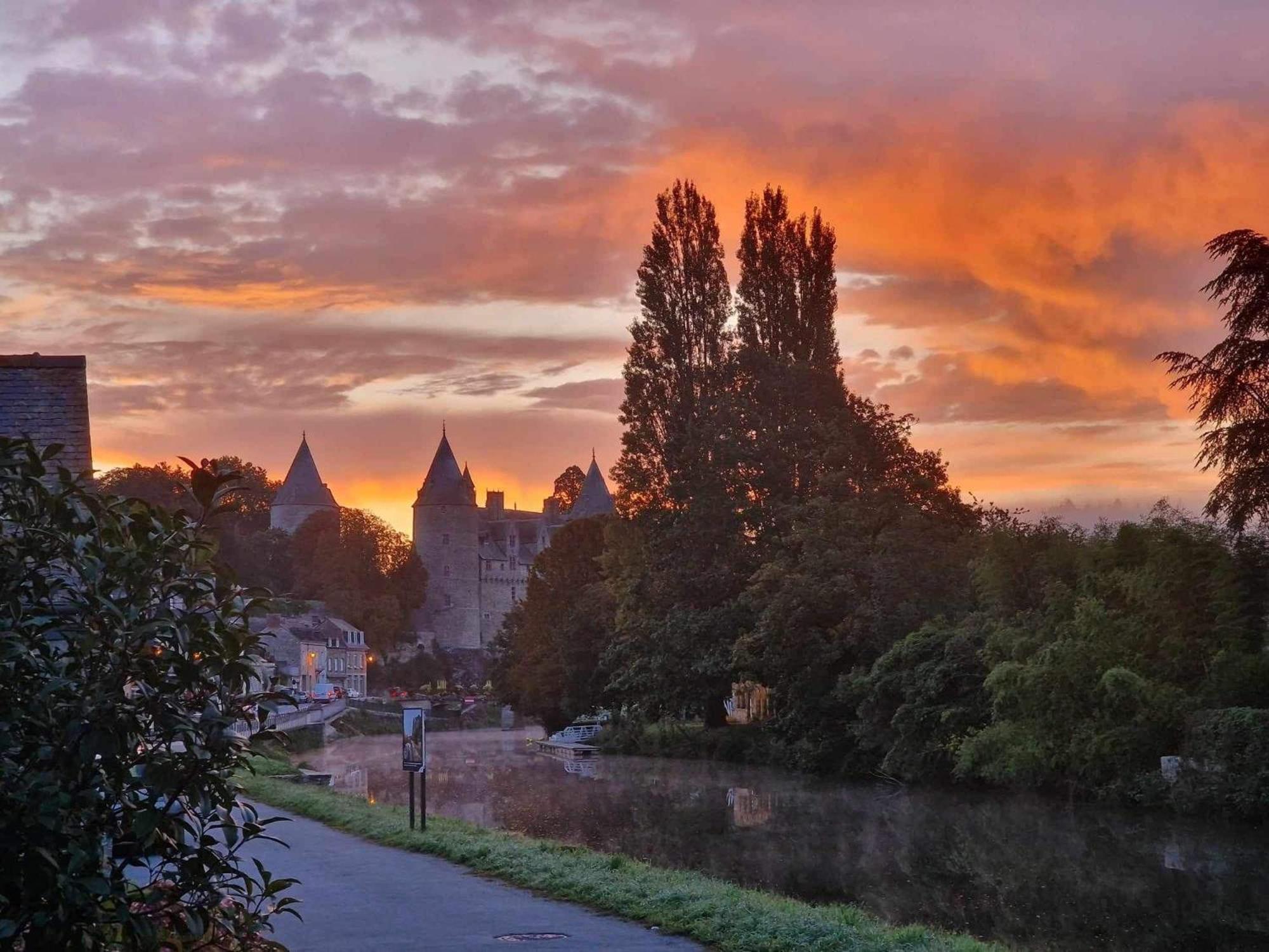Gite Maisonnette- Et A Cote Coule Une Riviere Josselin Zewnętrze zdjęcie