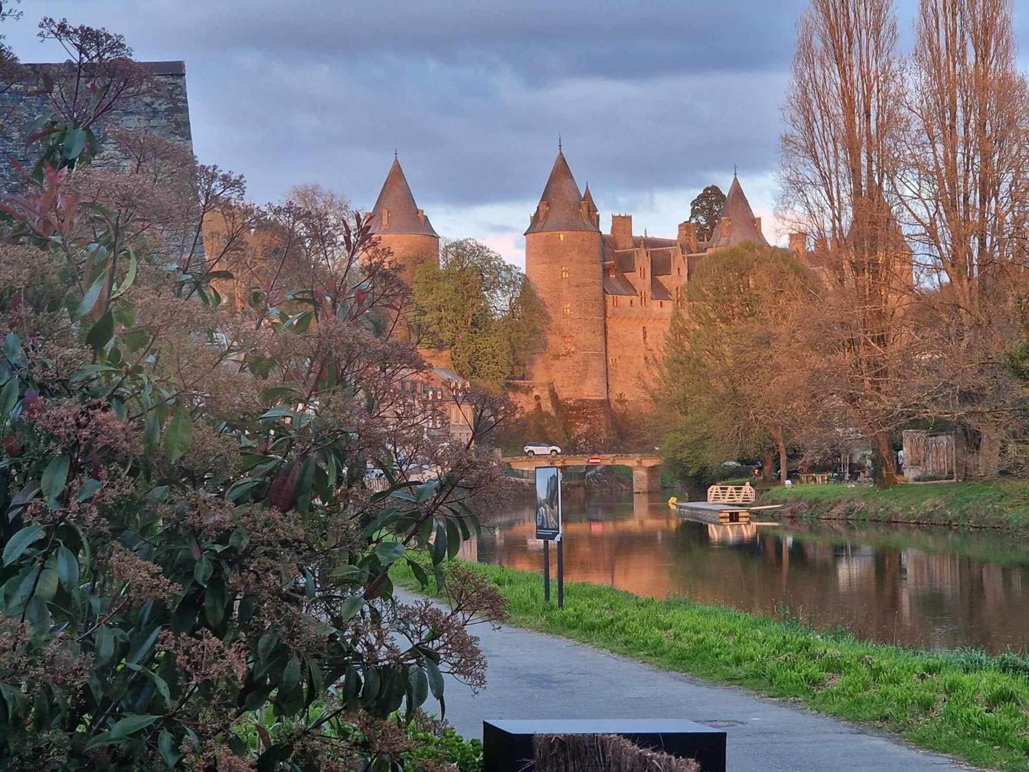 Gite Maisonnette- Et A Cote Coule Une Riviere Josselin Zewnętrze zdjęcie